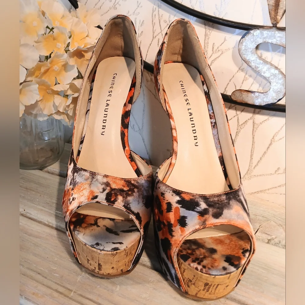 Chinese Laundry Women's Multi-Color Platform Shoes. (Size 8 1/2 M)